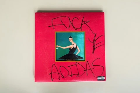 [HYPEBEAST] 칸예 ‘FUCK ADIDAS’ 사인 앨범이 경매에 올랐다
