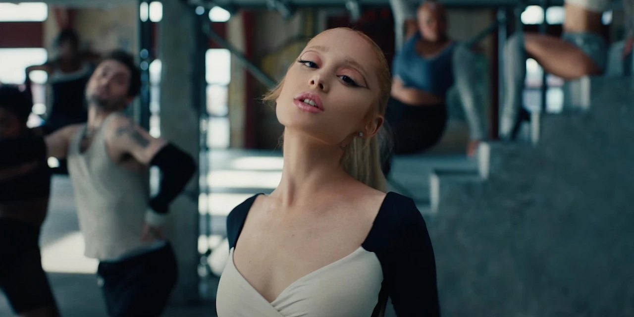 [Pitchfork] 아리아나 그란데(Ariana Grande)의 신곡 "Yes, And?"를 시청해 보세요. 동영상